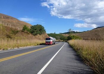 Um trecho da BR-116 em Minas Gerais. Parte dessa rodovia que fica na Bahia será leiloada.

Foto: Agencia CNT de Noticias / Wikipedia