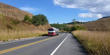 Um trecho da BR-116 em Minas Gerais. Parte dessa rodovia que fica na Bahia será leiloada.

Foto: Agencia CNT de Noticias / Wikipedia