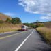 Um trecho da BR-116 em Minas Gerais. Parte dessa rodovia que fica na Bahia será leiloada.

Foto: Agencia CNT de Noticias / Wikipedia