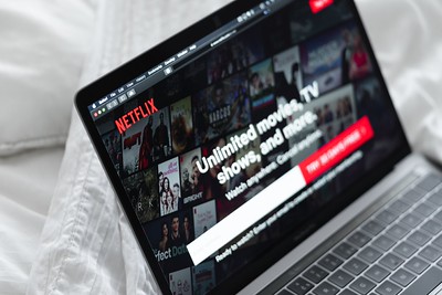 Acusada de espionagem e de viciar usuários, Netflix está sendo processada