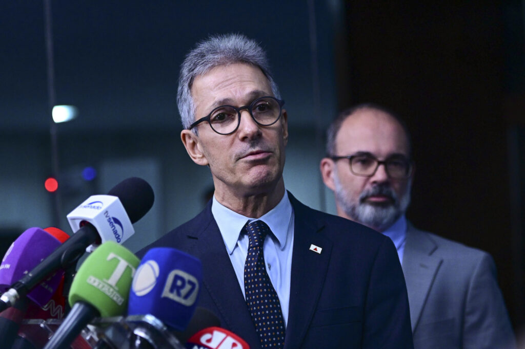 Eduardo e Carlos Bolsonaro reagem a Zema: "Mais uma facada"
