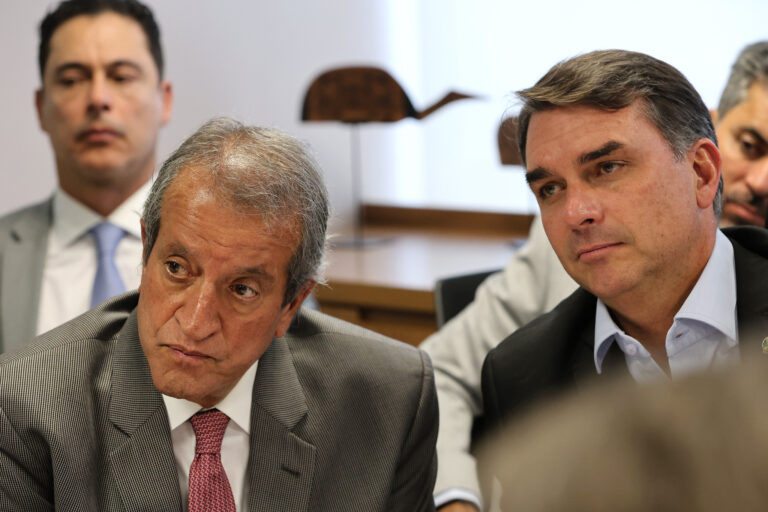 "Natural que ele tivesse proximidade", diz Valdemar sobre Flávio e Vorcaro