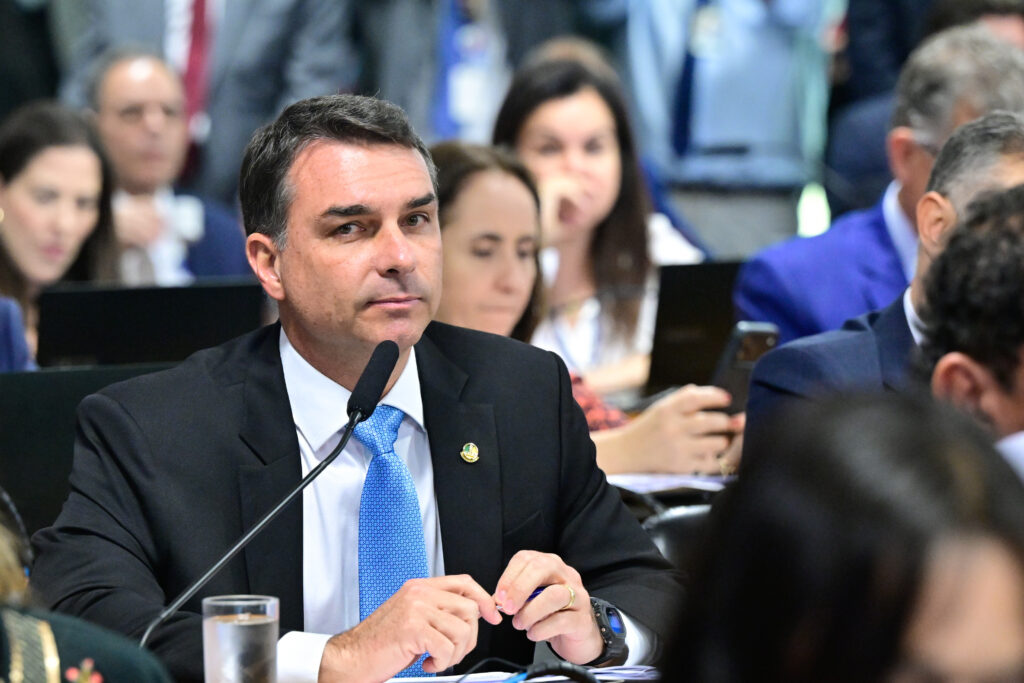 As múltiplas frentes da crise que Flávio Bolsonaro precisa administrar