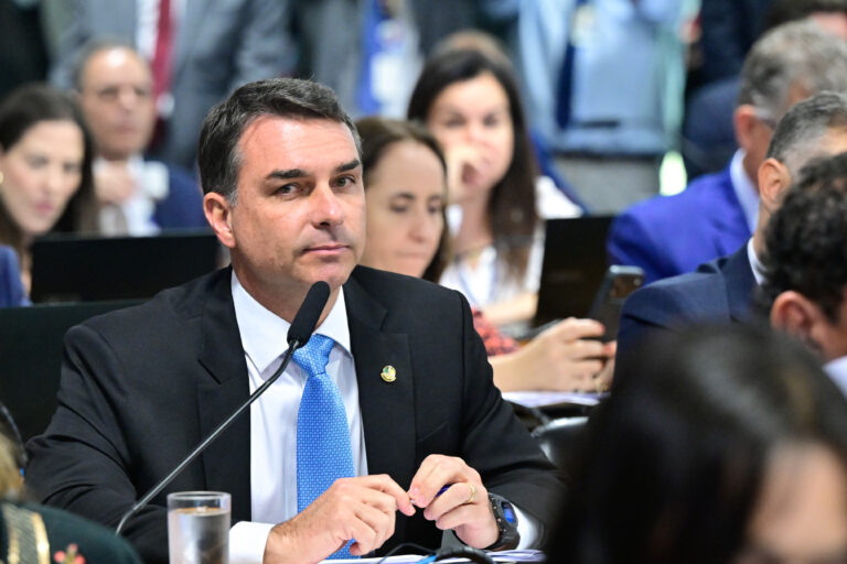 As múltiplas frentes da crise que Flávio Bolsonaro precisa administrar