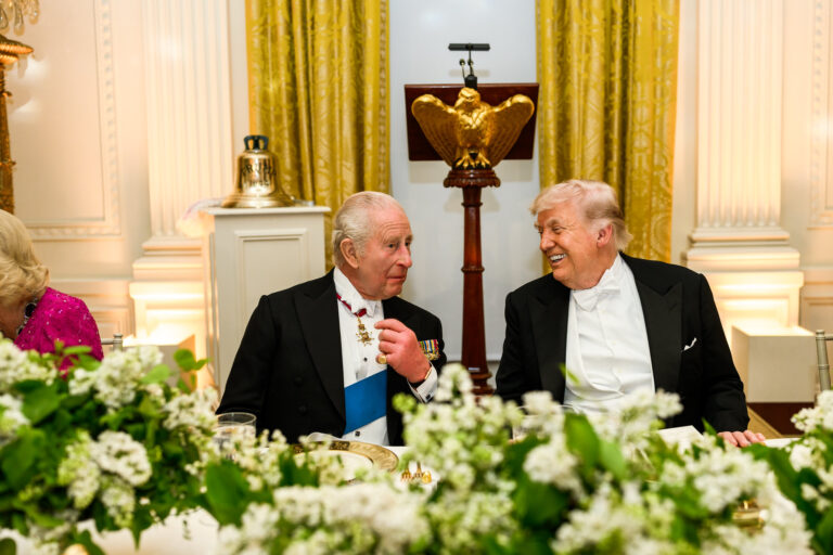 Trump retira taxas de uísque escocês após visita do rei Charles