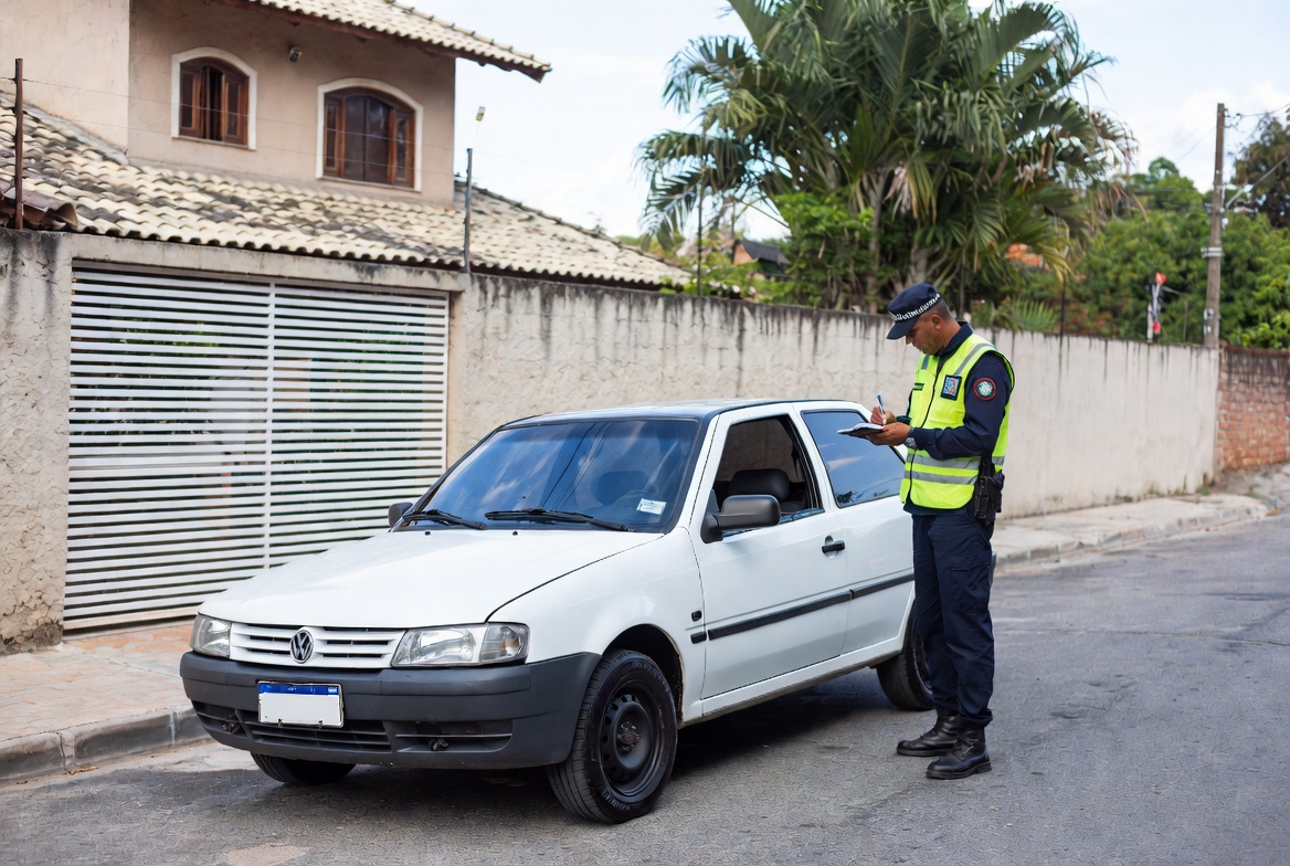 Mesmo que seja própria, estacionar em frente à garagem pode gerar multas e transtornos