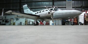 Um Cessna 421C, mesmo modelo do avião que congelou.

Foto: Cory W. Watts / The Golden Eagle / Wikimedia Commons