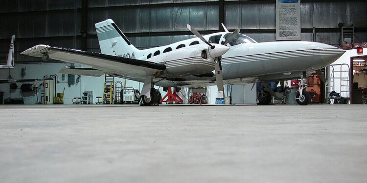 Um Cessna 421C, mesmo modelo do avião que congelou.

Foto: Cory W. Watts / The Golden Eagle / Wikimedia Commons