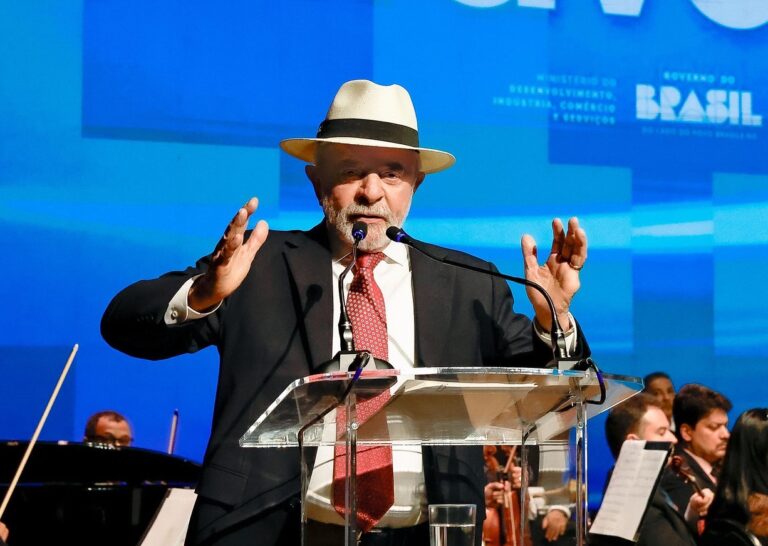 Lula viaja para tentar engambelar Trump