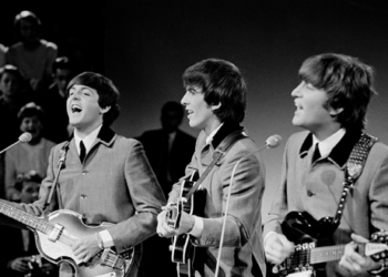 McCartney, Harrison e Lennon se apresentando na TV holandesa em 1964.

Foto: Omroepvereniging VARA / Wikipedia
