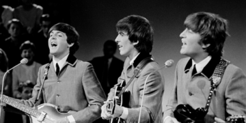 McCartney, Harrison e Lennon se apresentando na TV holandesa em 1964.

Foto: Omroepvereniging VARA / Wikipedia