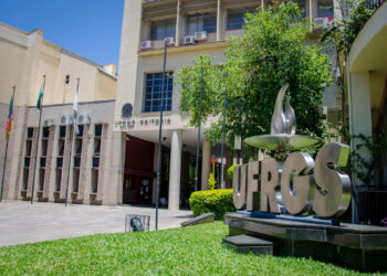Entrada da reitoria da UFRGS.

Foto: GuilhermeFavaretto123 / Wikipedia