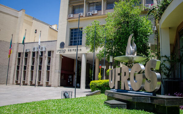 Entrada da reitoria da UFRGS.

Foto: GuilhermeFavaretto123 / Wikipedia