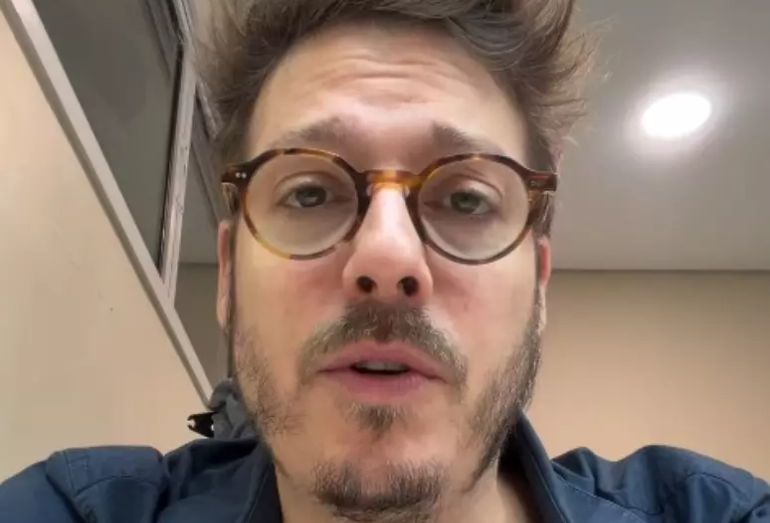 Envolvido em polêmica com Governo, comediante cancela shows em teatro brasileiro