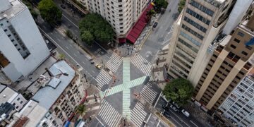 Cruzamento da Avenida São João com a Avenida Ipiranga. A Avenida São João receberia intervenções inspiradas na "Times Square" de Nova York.

Foto: Webysther / Wikimedia Commons