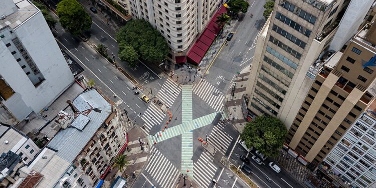 Cruzamento da Avenida São João com a Avenida Ipiranga. A Avenida São João receberia intervenções inspiradas na "Times Square" de Nova York.

Foto: Webysther / Wikimedia Commons