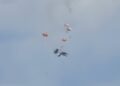 Os dois aviões caindo no momento do acidente. Os pilotos ejetaram e desceram de paraquedas.

Foto: impressão de tela / Youtube / Idaho News on Demand