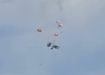Os dois aviões caindo no momento do acidente. Os pilotos ejetaram e desceram de paraquedas.

Foto: impressão de tela / Youtube / Idaho News on Demand