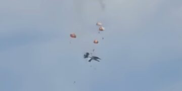 Os dois aviões caindo no momento do acidente. Os pilotos ejetaram e desceram de paraquedas.

Foto: impressão de tela / Youtube / Idaho News on Demand