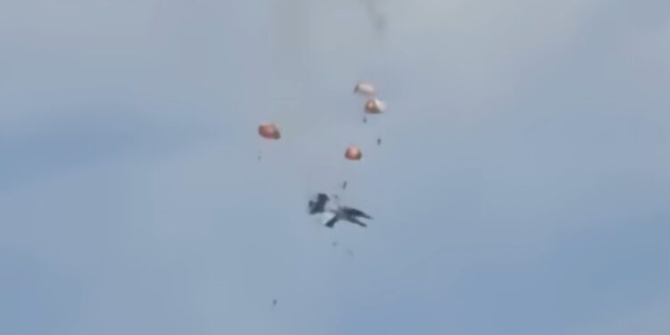 Os dois aviões caindo no momento do acidente. Os pilotos ejetaram e desceram de paraquedas.
Foto: impressão de tela / Youtube / Idaho News on Demand