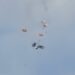 Os dois aviões caindo no momento do acidente. Os pilotos ejetaram e desceram de paraquedas.
Foto: impressão de tela / Youtube / Idaho News on Demand