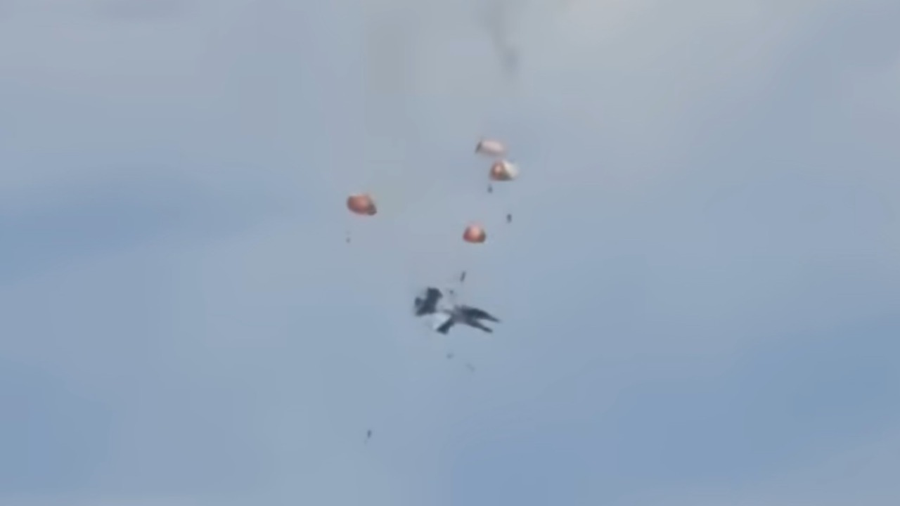Imagens inacreditáveis mostram acidente entre dois aviões em base aérea