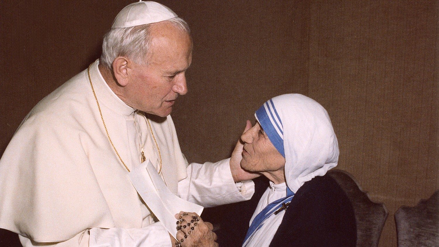 Madre Teresa sobre ajudar ao próximo: “Nem todos nós podemos fazer grandes coisas, mas podemos fazer pequenas coisas com grande amor”