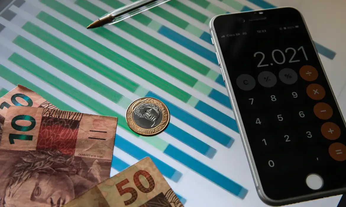 Salário de pessoas endividadas pode ser bloqueado para quitação de valores