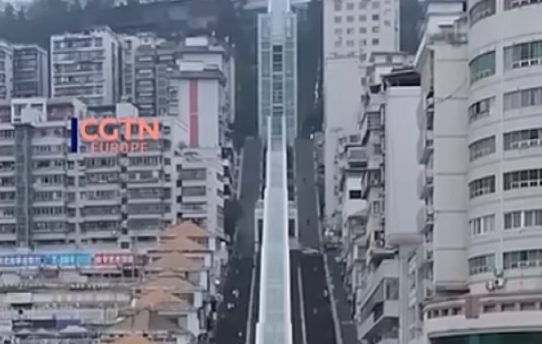 Escada rolante de quase um quilômetro é inaugurada na China