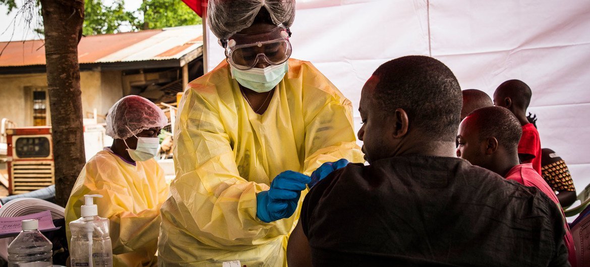 Surto de ebola na África: OMS estuda testar vacina para conter avanço da doença