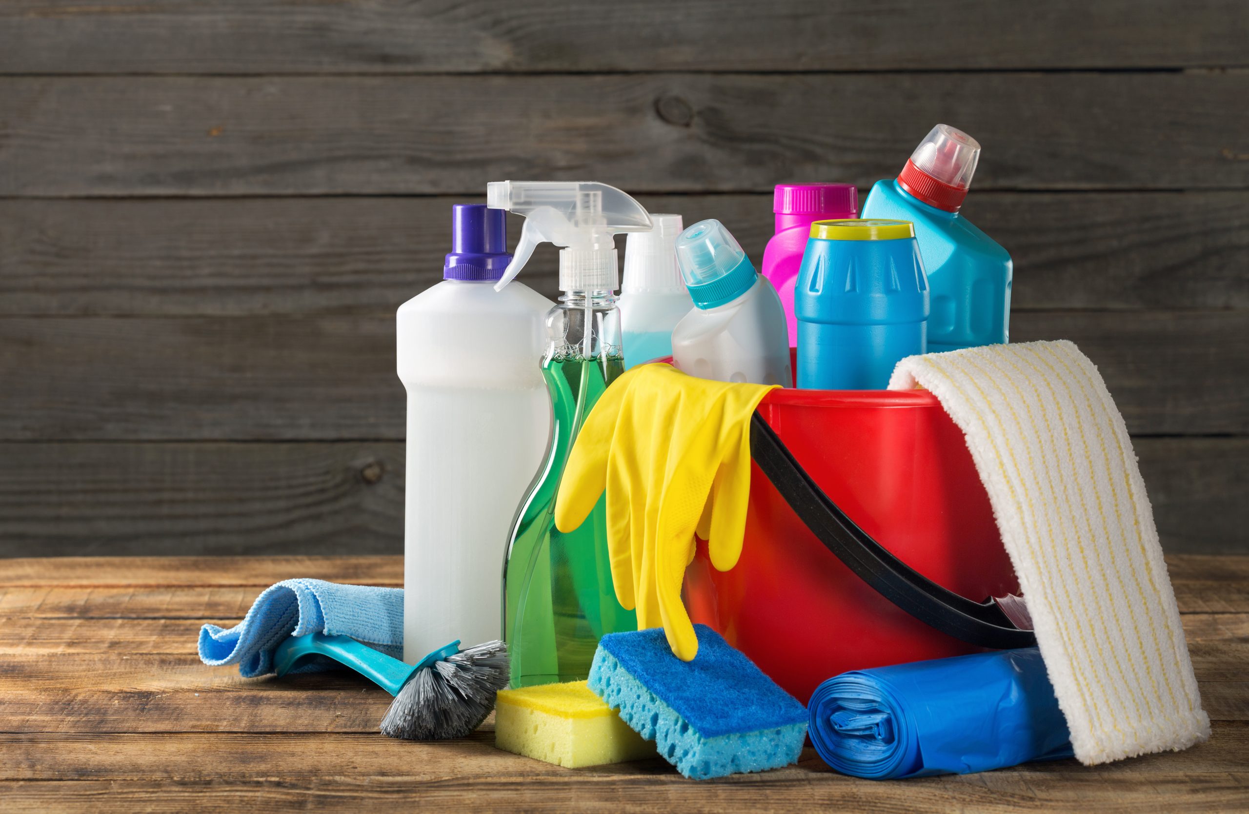 Misturar produtos de limpeza não melhora a limpeza e pode causar risco à saúde; entenda