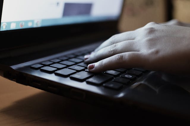 Golpe na educação: página que oferece emprego através de parceria com o Governo Federal é fake