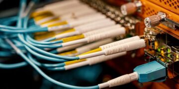 Cabos de fibra óptica.

Foto: Brett Sayles / Pexels