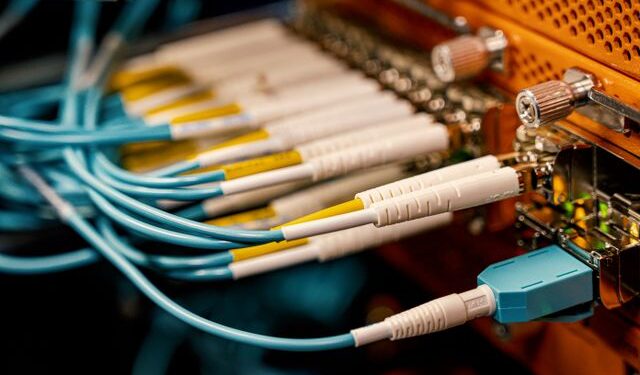Cabos de fibra óptica.
Foto: Brett Sayles / Pexels