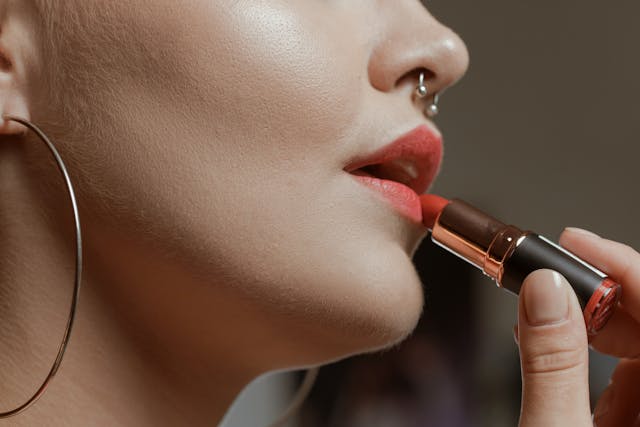 Famosas utilizam essa cor de batom para aparentar estar menos cansada e mais jovem