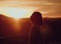 A exposição solar é vital para processar vitamina D.

Foto: Dương Nhân / Pexels