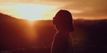 A exposição solar é vital para processar vitamina D.

Foto: Dương Nhân / Pexels