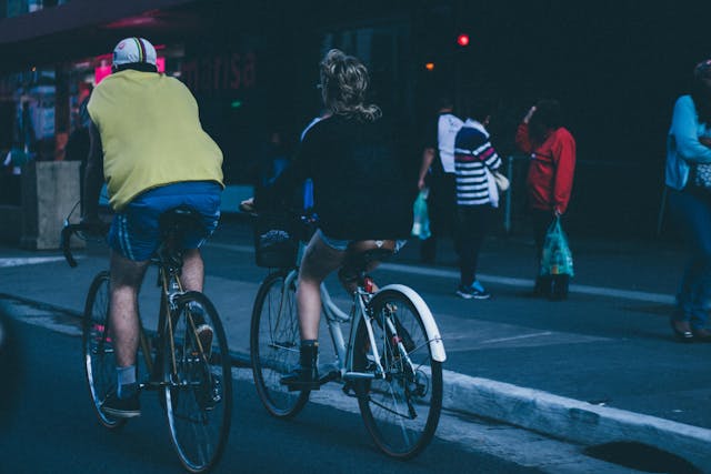 Ciclistas precisarão respeitar limite de velocidade em capital brasileira