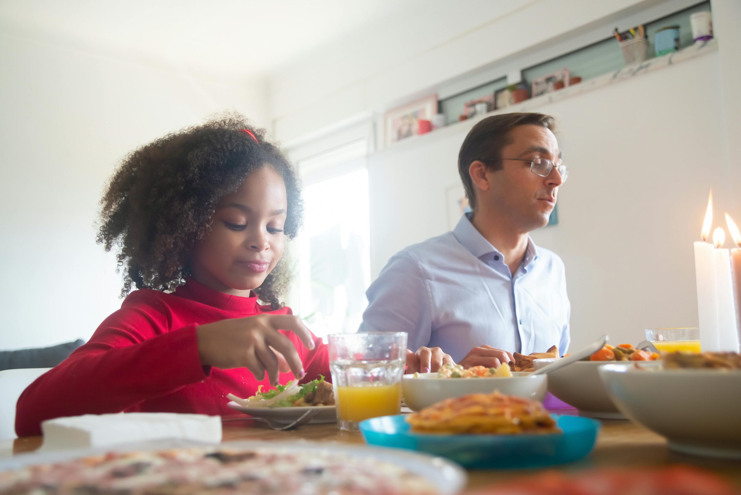 Adeus mesa de jantar: tradicional móvel está perdendo espaço na decoração de casas