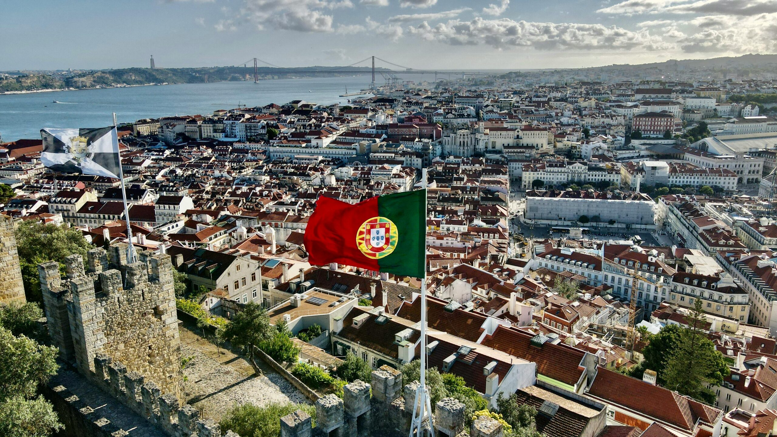 Governo português dificulta vida de imigrantes, mas dependem de brasileiros para o país funcionar