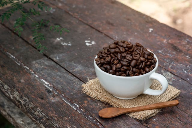 Café ficará mais caro: guerra no Oriente Médio e El Niño impactam diretamente no valor do produto