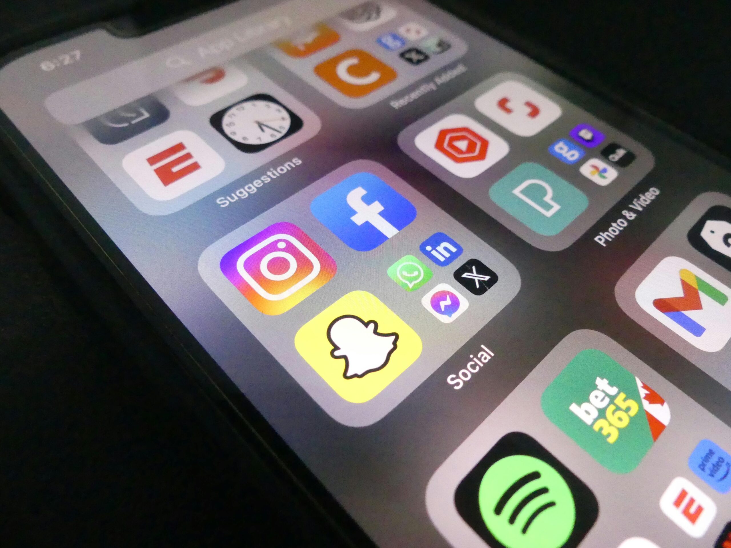 Empresa anuncia decisão e WhatsApp, Instagram e Facebook serão pagos no Brasil