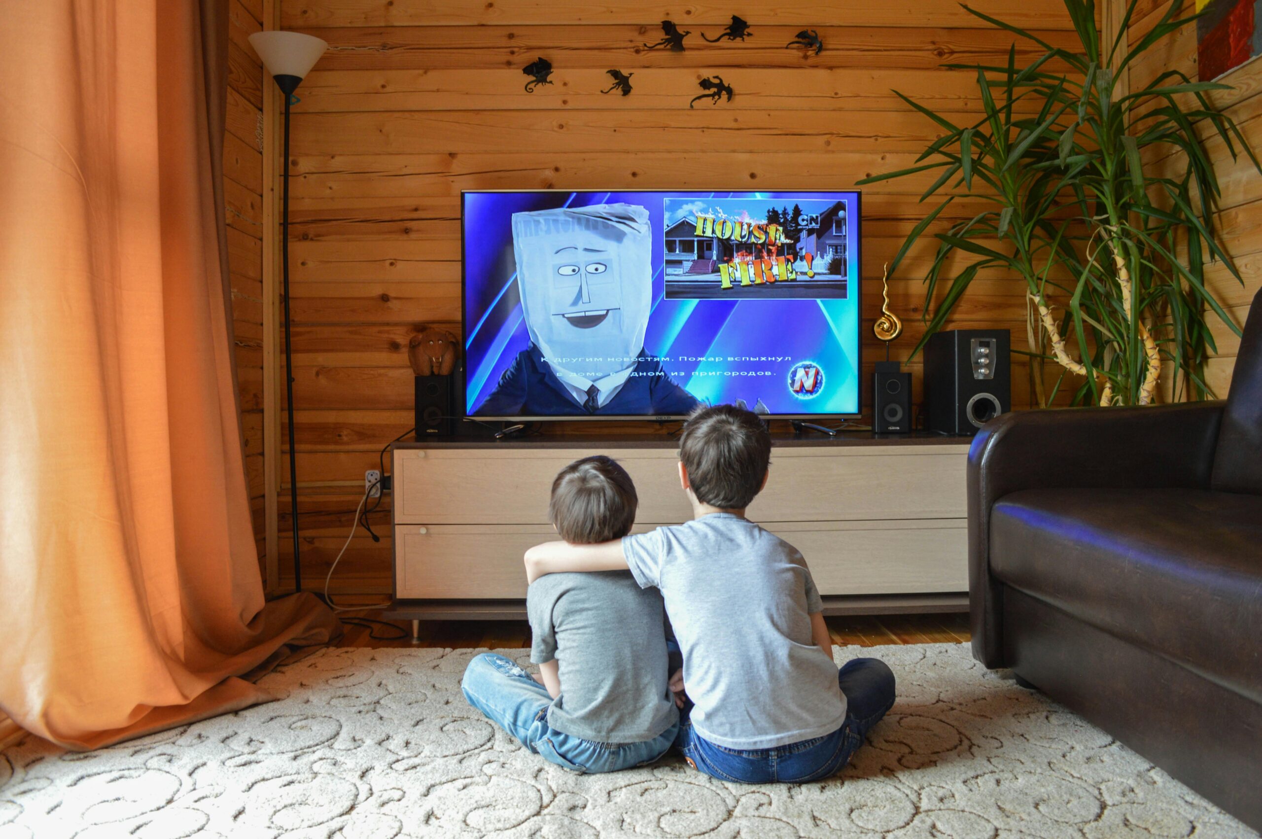 Telas são o problema? Estudos mostram como cérebro de crianças se desenvolve ao assistir desenhos
