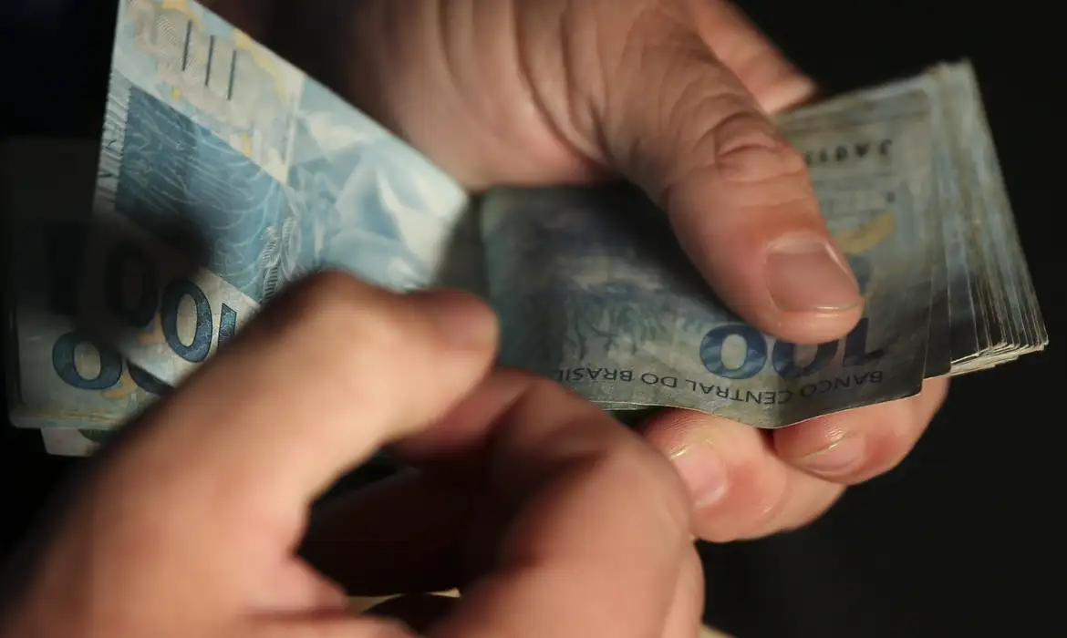 Quatro milhões de trabalhadores perdem benefício após nova determinação do governo