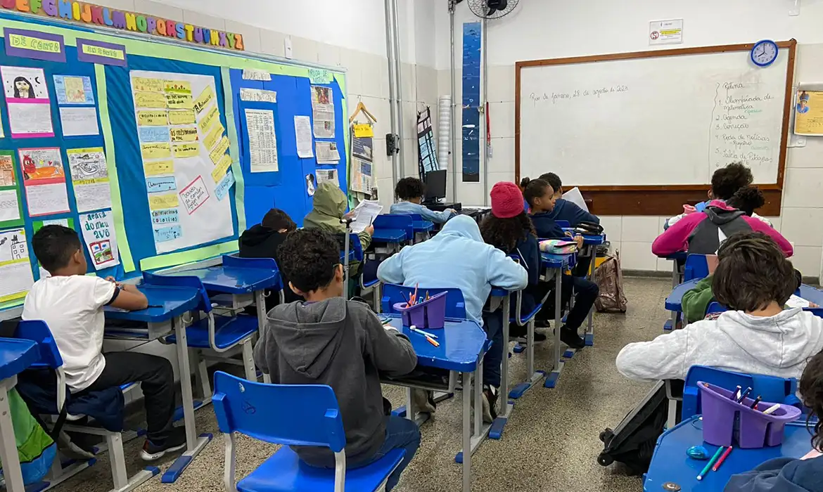 Medida provisória que aumentou piso salarial dos professores vence mês que vem