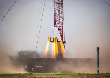 Teste de aterrissagem dos propulsores Dragin da SpaceX.

Foto: NASA Kennedy / Flickr