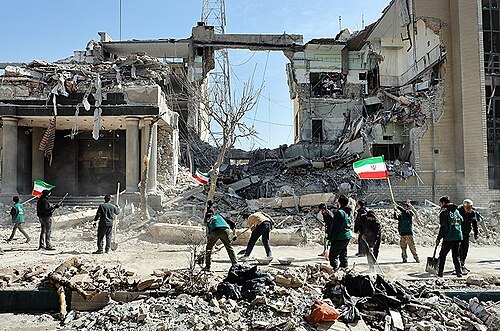 Área residencial de Teerã, capital do Irã, destruída por ataques estadunidenses-israelitas em marõ deste ano.
Foto: Tasnim News Agency / Wikimedia Commons