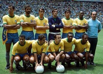 O modelo da farda da Seleção Brasileira usada em 1970 foi eleito um dos mais icônicos da história do futebol.

Foto:  El Gráfico / Domínio Público