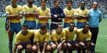 O modelo da farda da Seleção Brasileira usada em 1970 foi eleito um dos mais icônicos da história do futebol.

Foto:  El Gráfico / Domínio Público