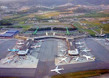 Vista aérea do Aeroporto Internacional de Guarulhos, onde Abdallah Montaser ficou detido por 51 dias.

Fotos:  Andomenda / Wikipedia / Wikimedia Commons